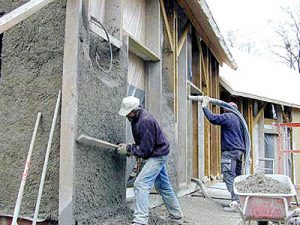 Construction neuve, ossature bois : remplissage par projection de béton de chanvre